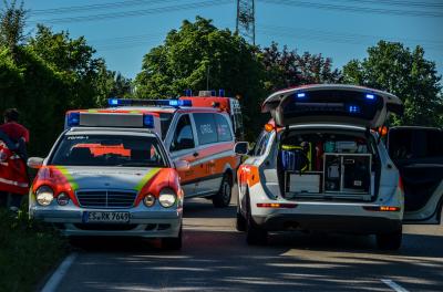 Notzingen: Hitze-Unfall? Frau kommt von der Strasse ab und faehrt 150 Meter im Graben - Feuerwehr befreit sie